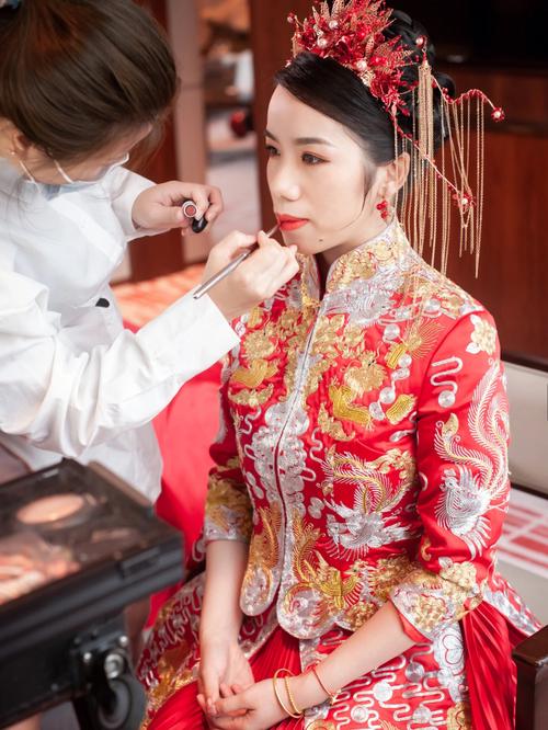 中式婚礼秀禾服